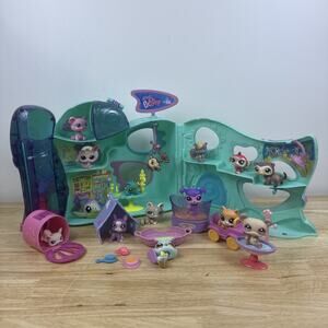 Littlest Pet Shop LPS Playful Paws Pet Daycare Hasbro 2008 w/ Accessories & Pets